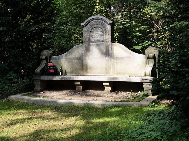 Eine Bank im Grünen.